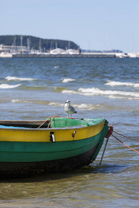 在阳光明媚的日子, 波罗的海海滩上的沙滩上的渔船在一个晴天, 索波特, 波兰