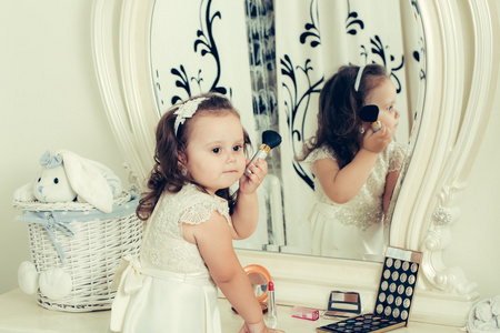 可爱的小女孩，在镜子前