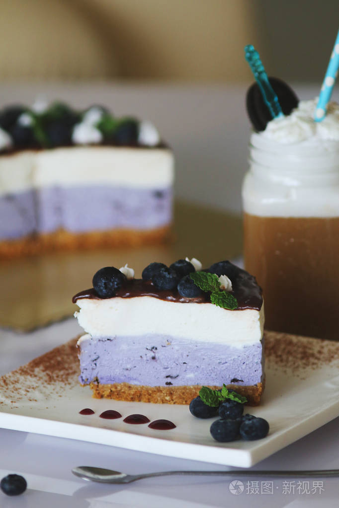 蓝莓舒芙蕾慕斯蛋糕用新鲜浆果装饰