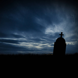 恐怖墓地剪影在晚上.10月31日万圣节派对海报设计背景照片