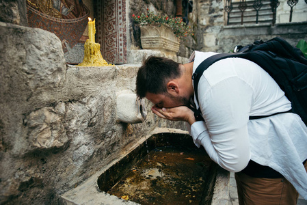 黑山 kotor 市青年男子洗面冷水