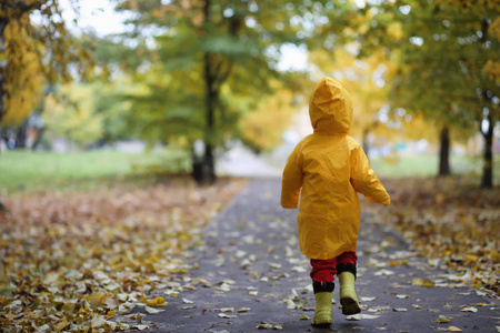 穿着雨衣的孩子出去散步