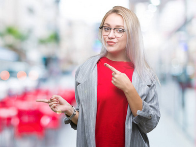 戴墨镜的年轻金发女郎模糊背景