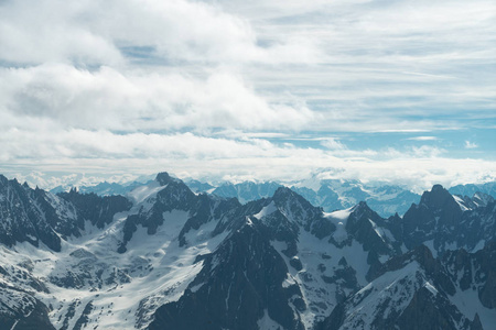 勃朗峰是阿尔卑斯山中最高的山脉, 也是欧洲最高的山峰。美丽的全景欧洲阿尔卑斯在晴朗的天。高级萨瓦, 法国