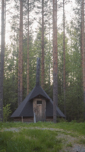 森林中间的小木屋图片