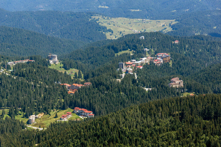 保加利亚斯莫梁 Pamporovo 滑雪胜地 Snezhanka 塔附近的 Rhodope 山夏季景观