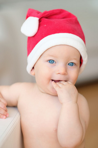 男婴在圣诞老人的帽子