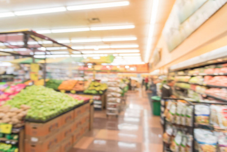 模糊的形象人们在美国本土的拉美连锁超市购物。顾客购买新鲜水果, 蔬菜。本地种植的有机生产显示。食品杂货店里的健康食物