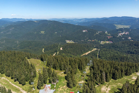 保加利亚斯莫梁 Pamporovo 滑雪胜地 Snezhanka 塔附近的 Rhodope 山夏季景观