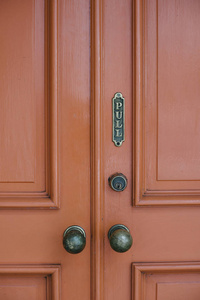 红色的门, 华丽的框架, 旧的旋钮和一个拉动标志