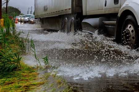 车辆道路因水淹而驶过淹水的道路