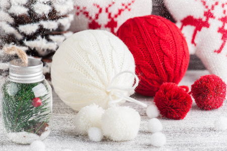 红色和白色针织球, 圣诞装饰