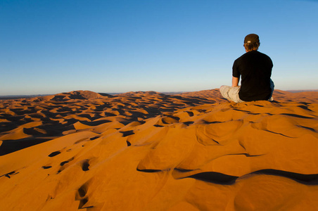 梅尔祖加沙漠中的沙丘摩洛哥