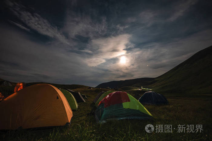 游客们晚上在山上星空下的帐篷里休息.喀尔巴阡山, 乌克兰