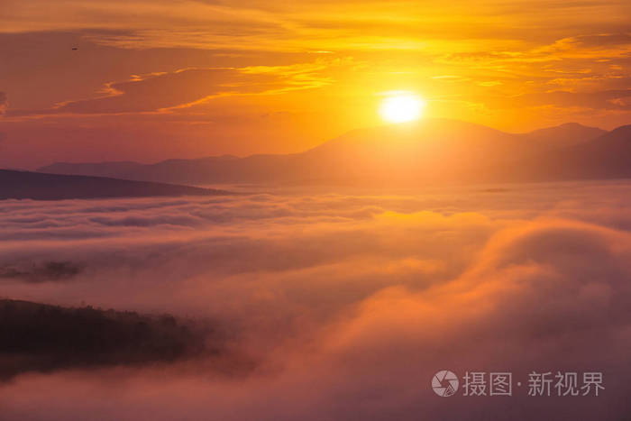 雾与阳光下的山水多彩山水