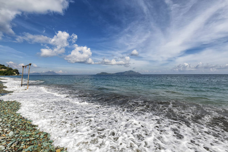印尼东部东努沙登加拉省蓝石海滩波浪