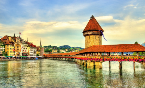 教堂桥和水塔在瑞士卢塞恩举行