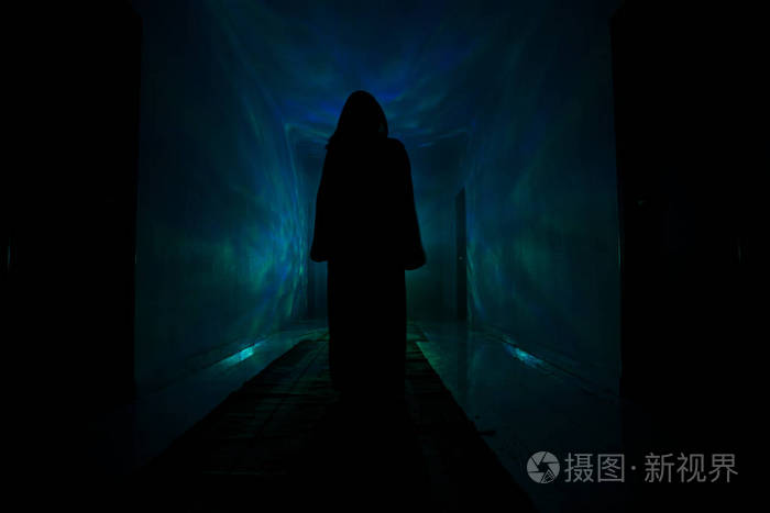 黑暗的废弃建筑里的怪异剪影.