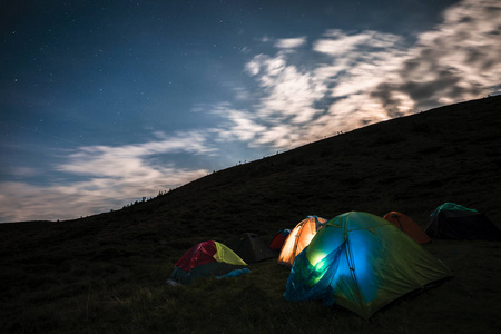 游客们晚上在山上星空下的帐篷里休息。喀尔巴阡山, 乌克兰