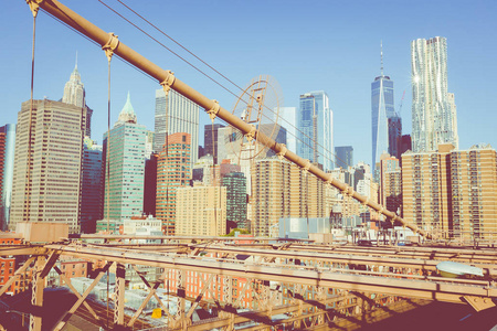 布鲁克林大桥的老式颜色视图, 详细的梁和支撑电缆, 曼哈顿城市天际线日出, 纽约, 美国