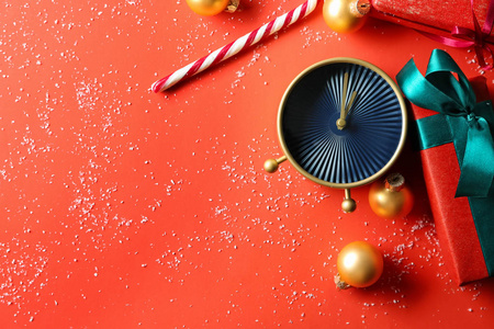 闹钟与礼品和装饰品的颜色背景。圣诞节倒计时
