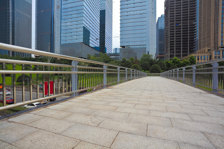 空路表面与现代城市建筑背景