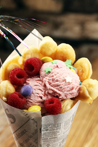 泡沫饼干与圣代冰淇淋和水果.街头食品华夫饼照片