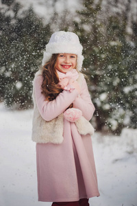 冬天森林里的小快乐美丽的女孩