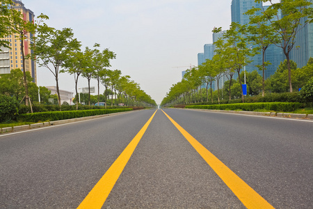 空路表面与现代城市建筑背景