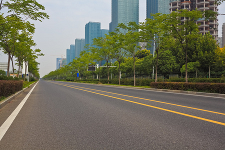 空路表面与现代城市建筑背景