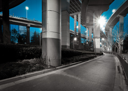 城市道路布丽姬特晚上的夜景图片