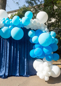 空气气球背景, 大堆氦气球, 生日快乐, 惊喜度假, 装饰。天空背景下不同大小的蓝白气球的喜庆背景