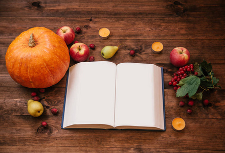 秋季工作场所, 南瓜, 苹果和书在木桌上的最高视图