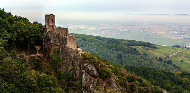 雄伟的中世纪城堡 Girsberg 废墟山顶