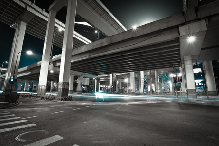 城市道路布丽姬特晚上的夜景图片