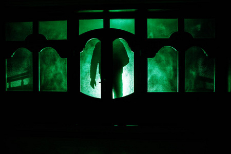 恐怖场面万圣节模糊轮廓的疯子的概念照片