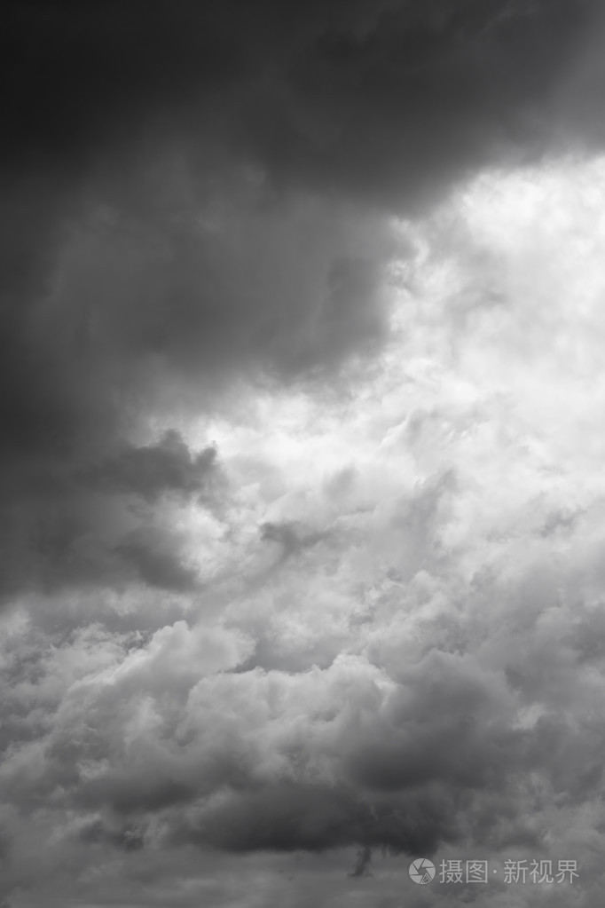 阳光穿过灰蒙蒙的天空, 雨