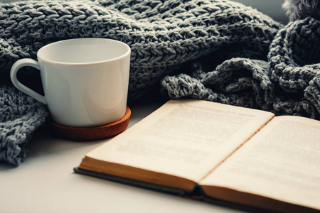 观书有感羊毛围巾, 一杯茶和书在窗台上.hygge 与温馨的秋观照片