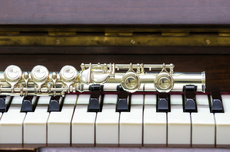 键长笛特写长笛钢琴上照片