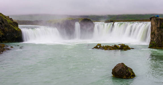 Magestic Godafoss 瀑布在北部冰岛在蓝色小时在慢快门