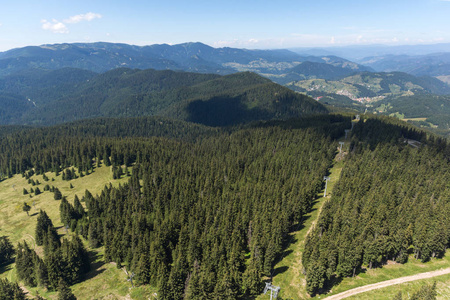 保加利亚斯莫梁 Pamporovo 滑雪胜地 Snezhanka 塔附近的 Rhodope 山夏季景观