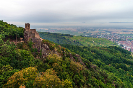 雄伟的中世纪城堡 Girsberg 废墟山顶