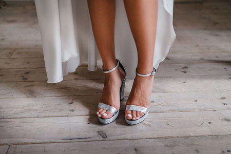 新娘的脚在鞋，婚礼鞋概念中
