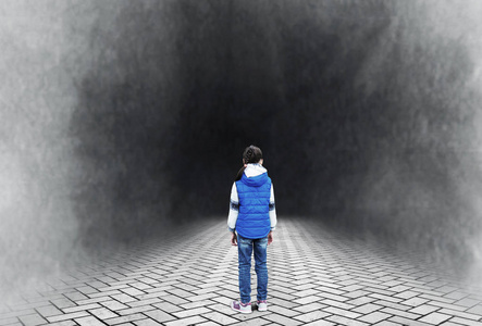 恐惧.一个小女孩正面临着可怕的黑暗朦胧照片