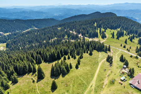 保加利亚斯莫梁 Pamporovo 滑雪胜地 Snezhanka 塔附近的 Rhodope 山脉令人惊叹的景观