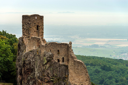 雄伟的中世纪城堡 Girsberg 废墟山顶