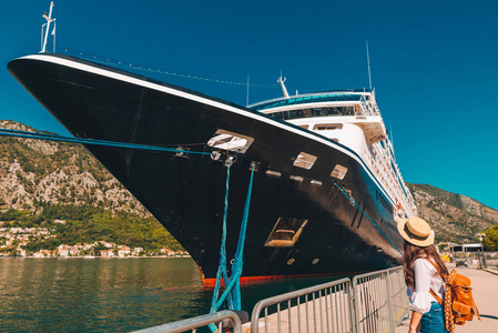 黑山 kotor 湾的大班轮。海上游