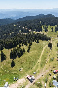 保加利亚斯莫梁 Pamporovo 滑雪胜地 Snezhanka 塔附近的 Rhodope 山脉令人惊叹的景观