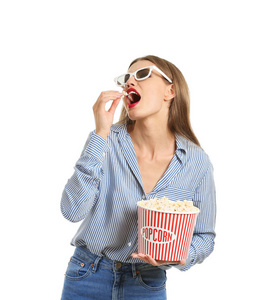 美丽的年轻女子与3d 电影眼镜吃爆米花在白色背景