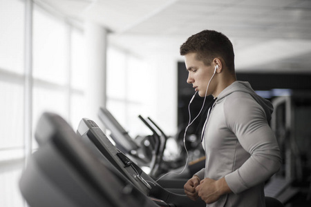 运行在健身房跑步机上锻炼 健身和健康的生活方式概念上的男人